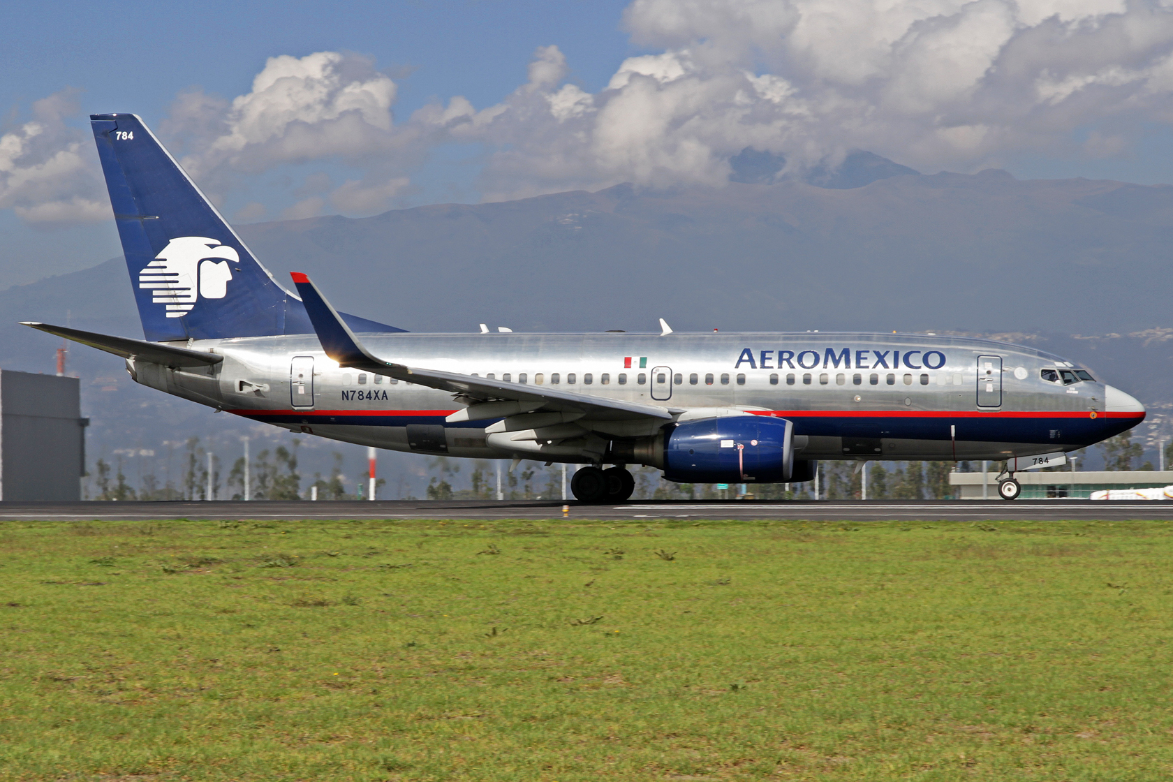 AeroMexico Boeing 737-752 N784XA