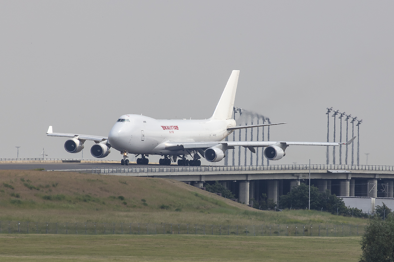 Die N401KZ der kalitta Air auf der Rollbrücke Ost. Vor war sie bei Air Cargo Global und Nippon Air Cargo im Dienst.