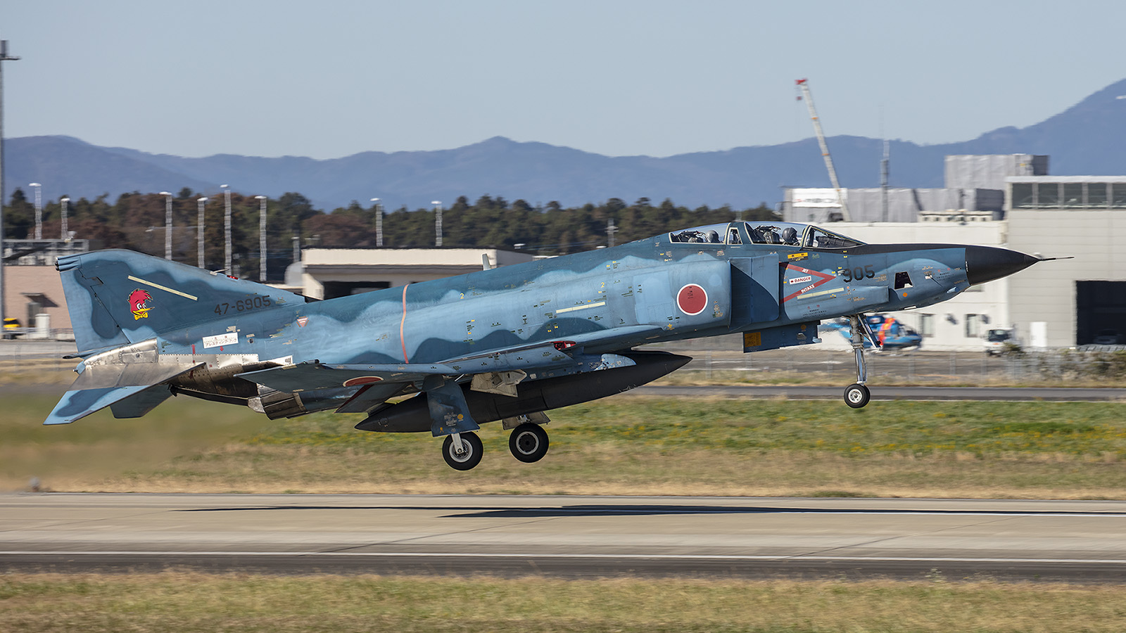 Start der 905, im Hintergrund steht der Hubschrauber der Ibaraki Police.