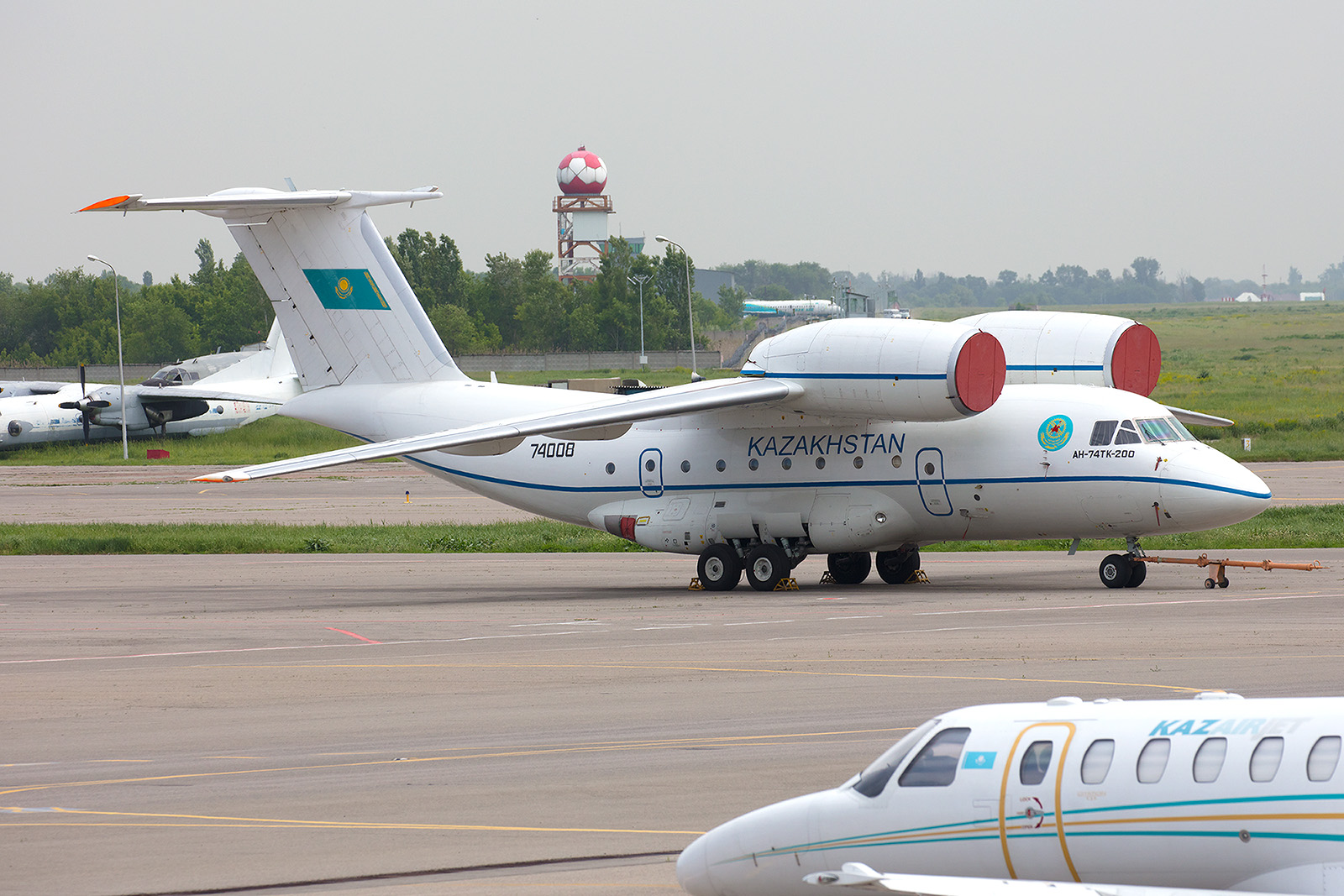 Direkt daneben stand diese Antonov An 74 der Luftwaffe für ViP-Transporte.