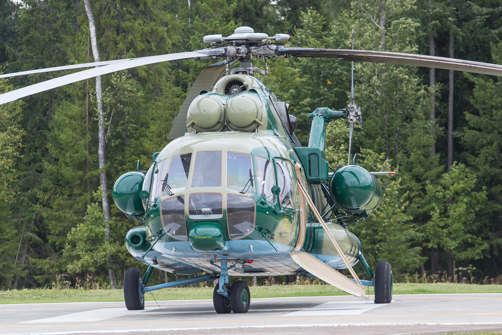 Eine Mil Mi-8S ohne Kennung auf dem Helipad am Park Patriot.