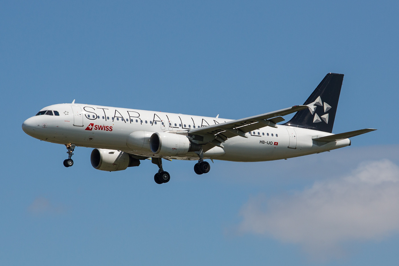 Einer von zwei A320 der Swiss in den Farben der STAR ALLIANCE ist die HB-IJO.