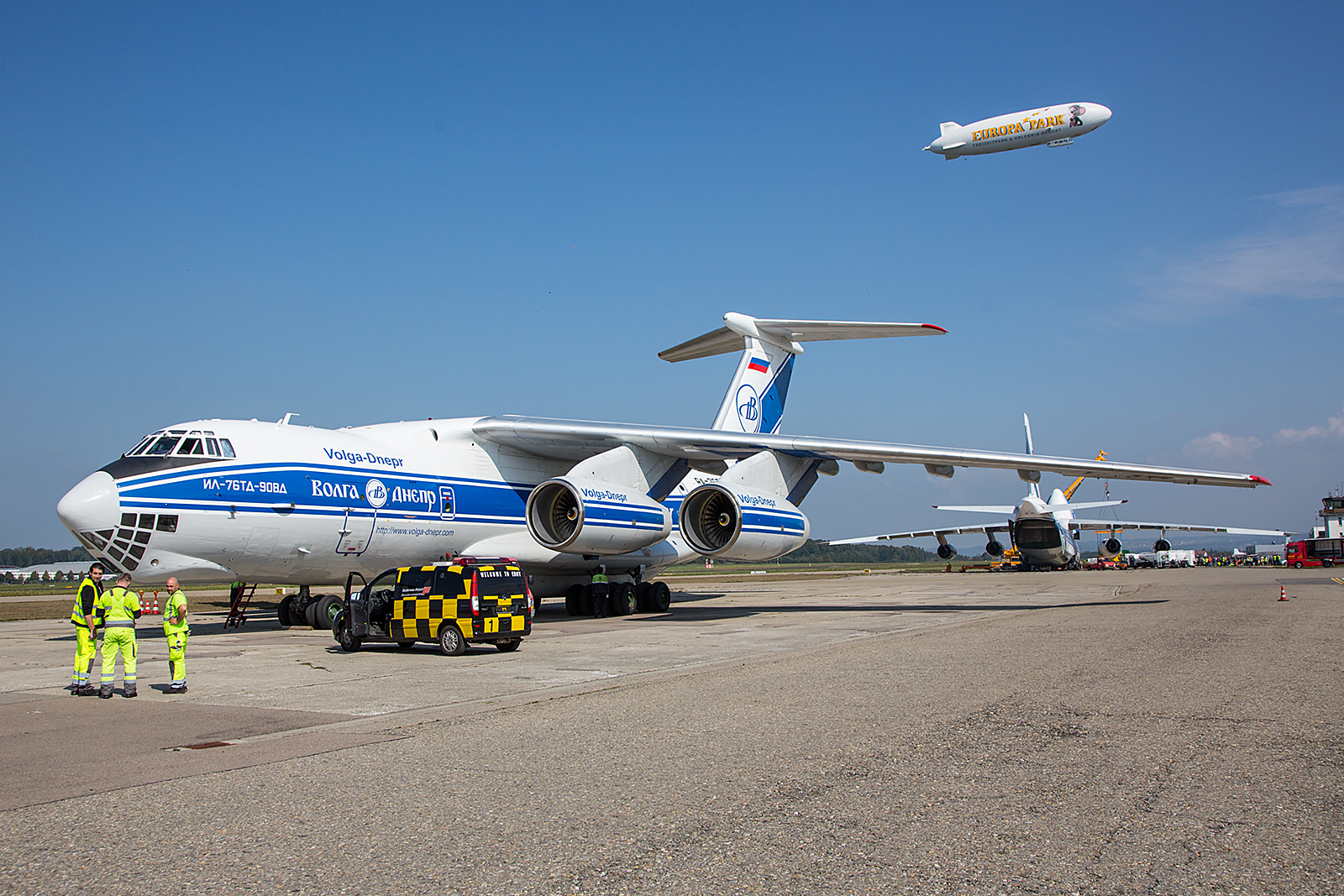 Beider Transportmaschinen auf der Ramp in FDH, darüber der Zeppelin NT.