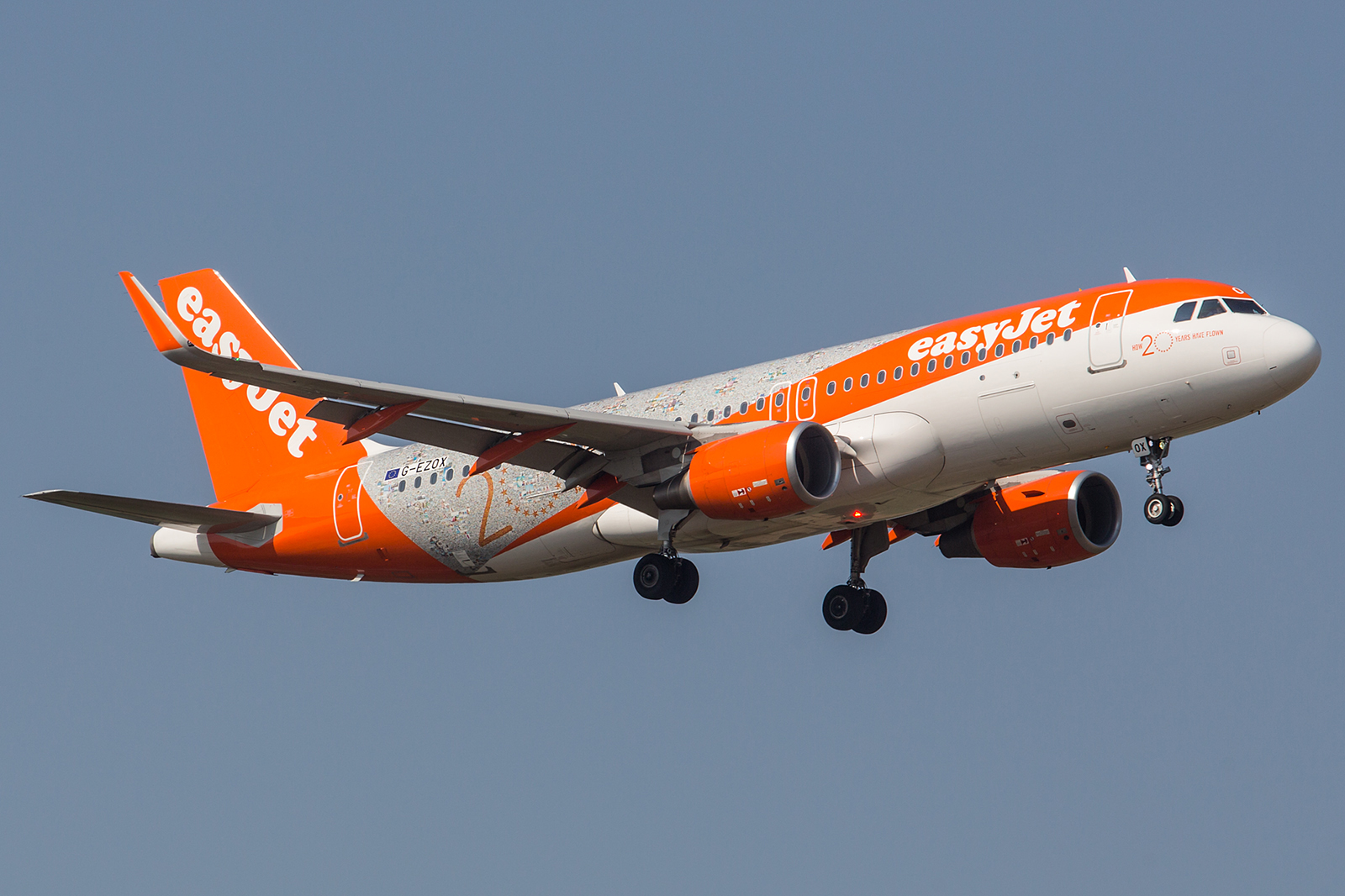 Seit nunmer 20 Jahren fliegt die Easyjet am Himmel über Europa. Einst startete sie mit gebrauchten Boeing 737 von Gatwick aus, heute ist es eine reine Airbusflotte.