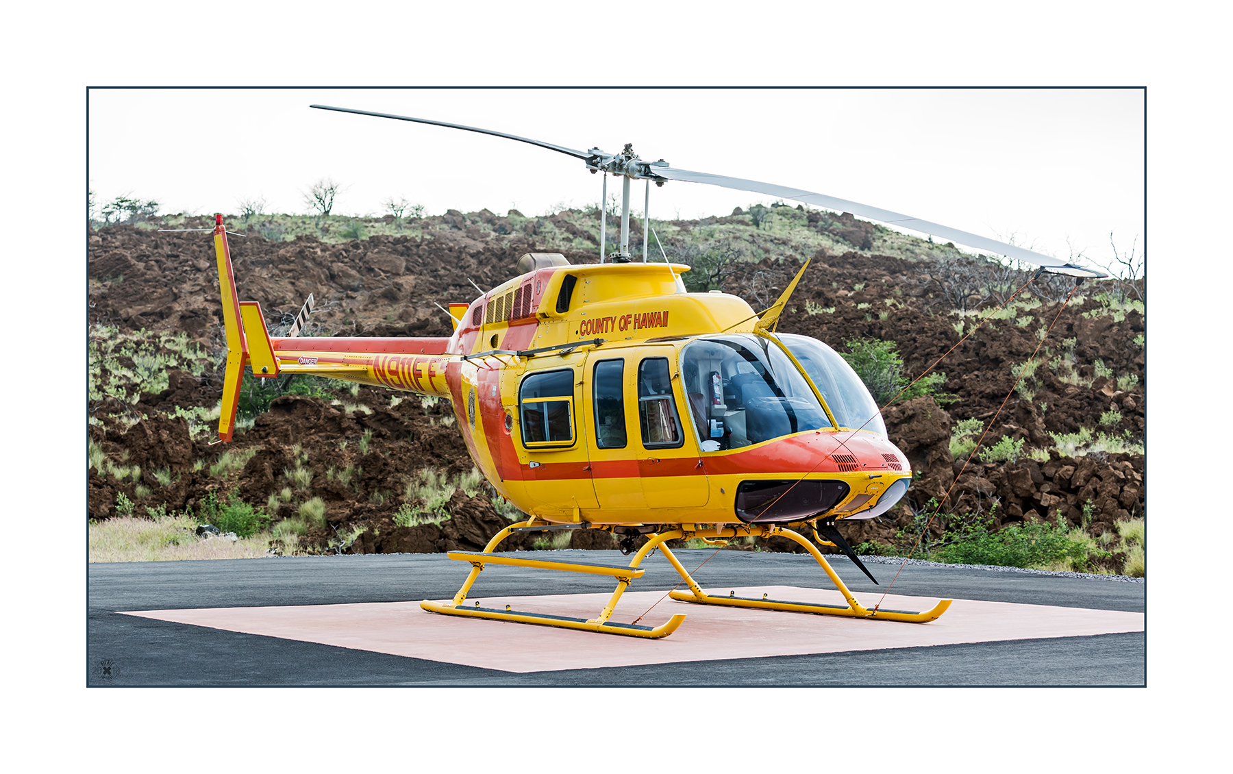 Der Hubschrauber Bell 206-L-3 Long Ranger III N911FF gehört zum Hawaii County Fire Department. Er ist stationiert an der Station 14 am Queen Ka´ahumanu Highway nahe der Westküste von Hawaii.