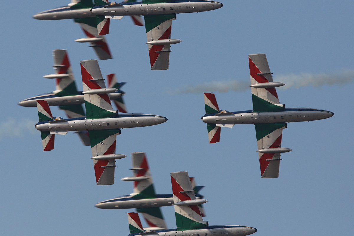 Die Frecce Tricolori im Kreuzungsverkehr.