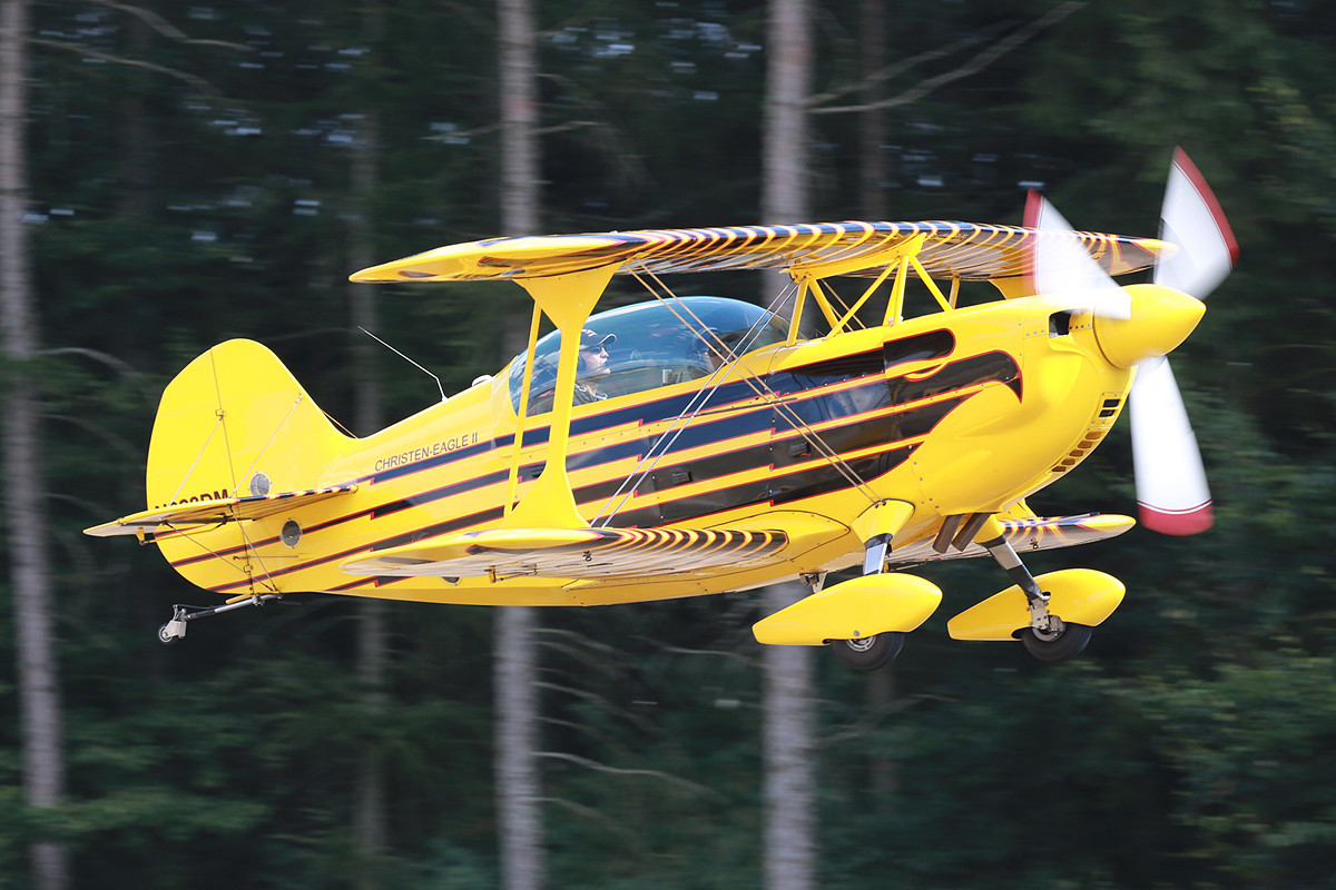 Eine Christen Eagle II, ein extrem schneller und kunstflugtauglicher Doppeldecker. Zwar kein UL, aber so schön gnubbelig.