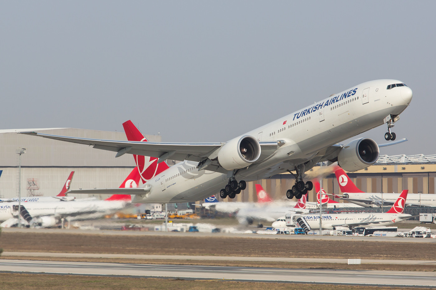 Hier eine der Boeing 777 beim Start zum Flug TK 1 nach JFK.