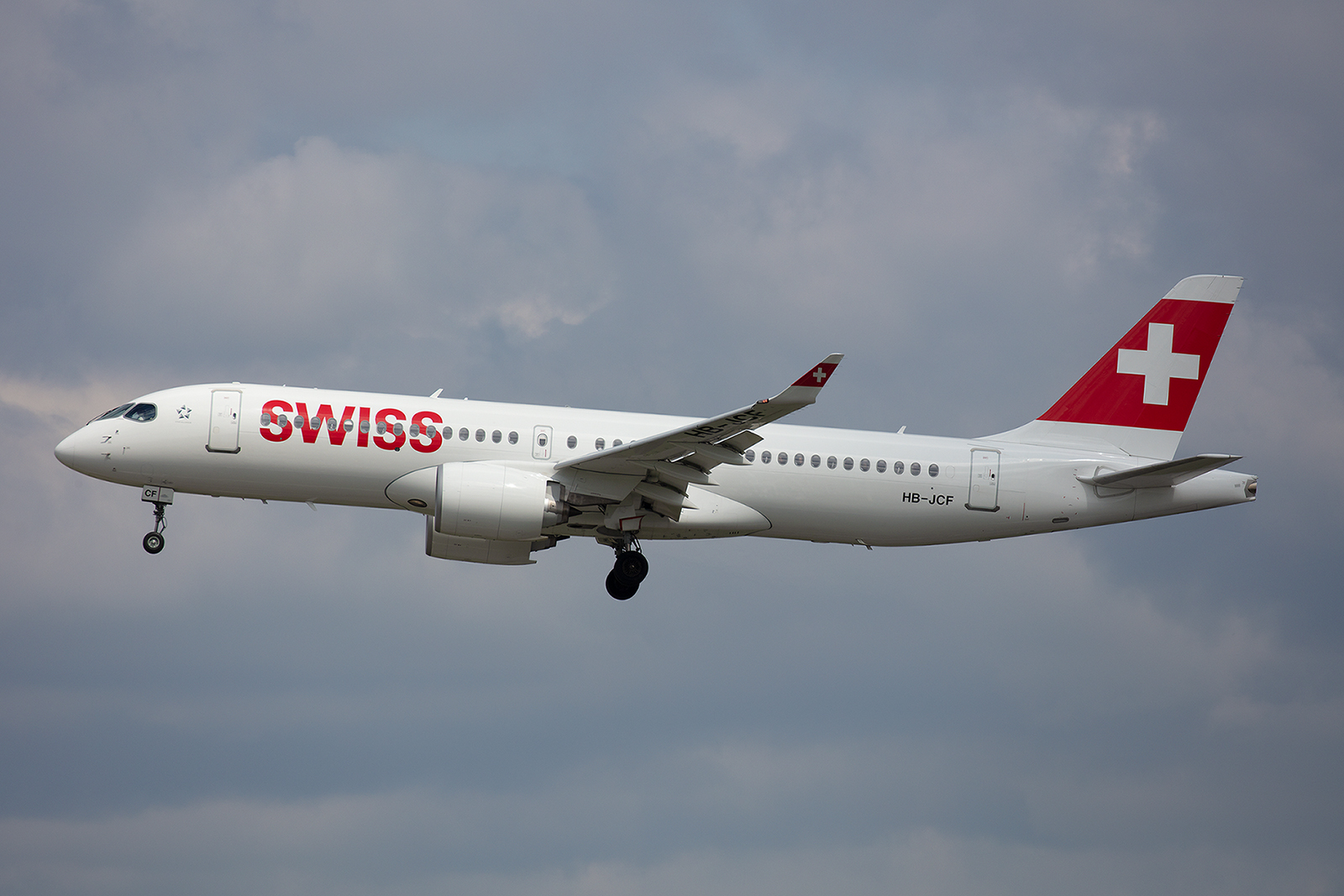 Die Swiss mit einem irhrer neuen CS300-Jets von Bombardier.