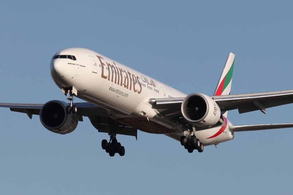 Die riesigen rund 3,5 m großen Lufteinläufe des GE 90, hier an einer Boeing 777-300ER der Emirates.