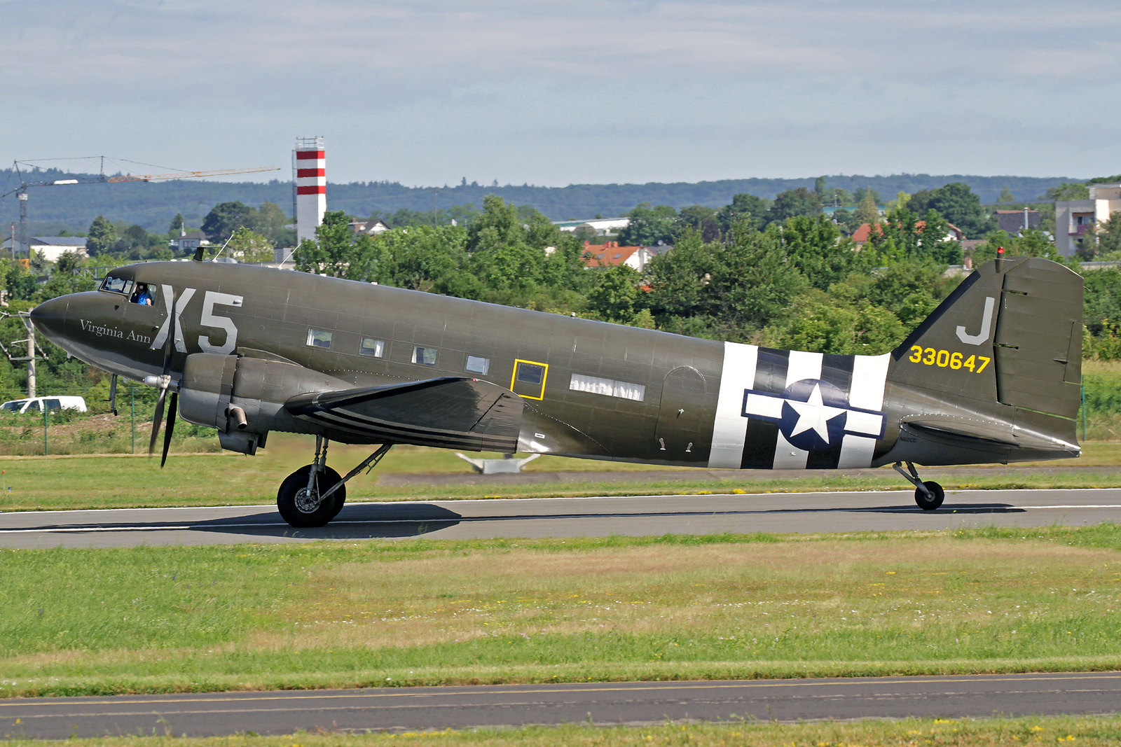 N62CC - Diese DC-3C wurde ursprünglich als eine C-47A-60-DL von Douglas in Long Beach gebaut und 1943 an die USAAF mit der Kennung 43-30647 abgeliefert. Sie trägt den Namen "Virginia Ann". Seit dem 17. Juni 2016 gehört sie der Mission Bosten D-Day LLC.