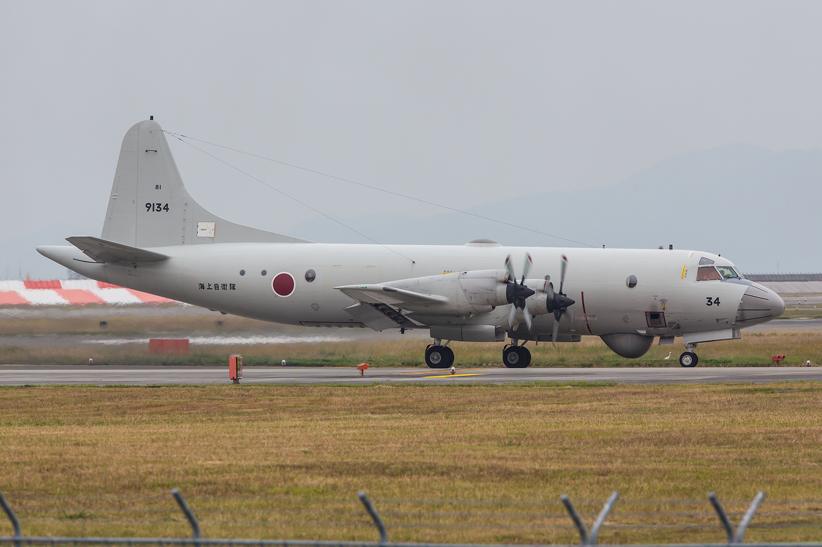 Vier OP-3C Aufklärungsflugzeuge fliegen bei der 81 Kokutai, eine ging verloren.