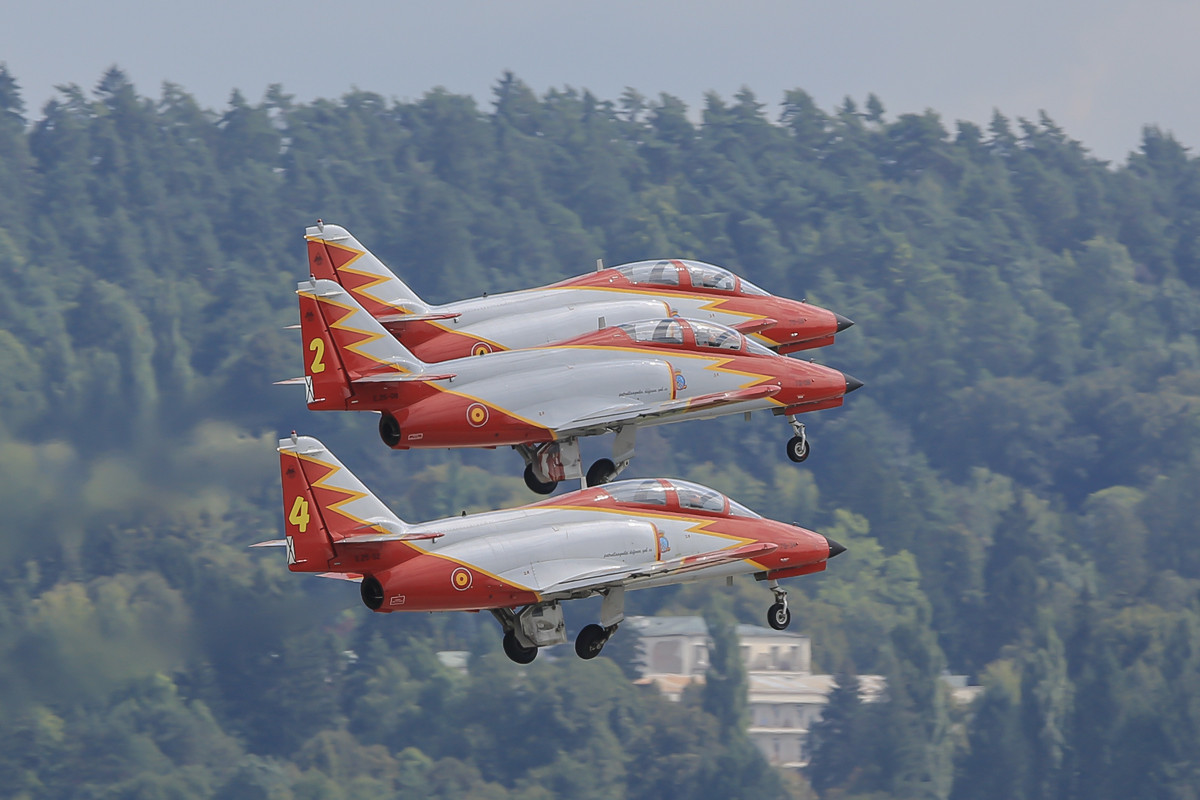 Die Patrulla Aguila startet, im Hintergrund das Kurheim von Sliac.