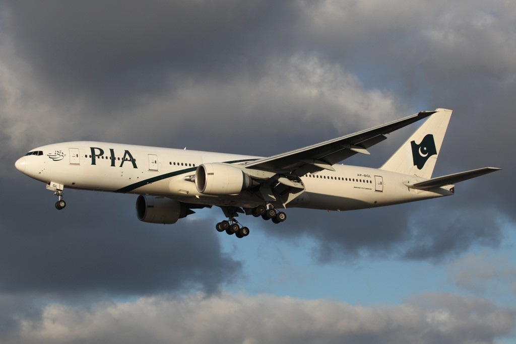 PIA Boeing 777-200 in der Standardlackierung ohne Motiv am Heck....