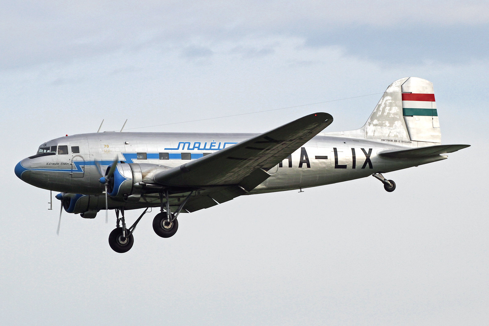 HA-LIX - Ein aussergewöhnlicher Gast in Wiesbaden war die Lisunov Li-2, eine sowjetische Version der Douglas DC-3, die dort in Lizens produziert wurde. Die HA–LIX trägt die Farben der Malév aus den 1960er. Hier ist sie beim Anflug zur Landebahn 07 .