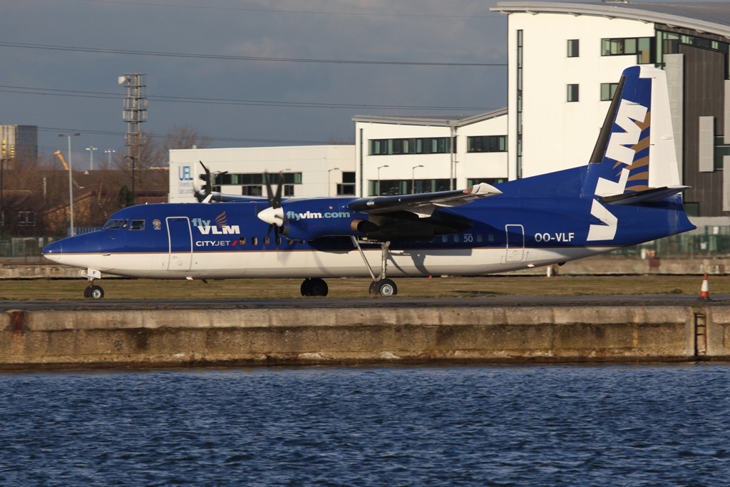 Noch in den Farben der VLM aus Rotterdam, eine Fokker 50 der Cityjet.