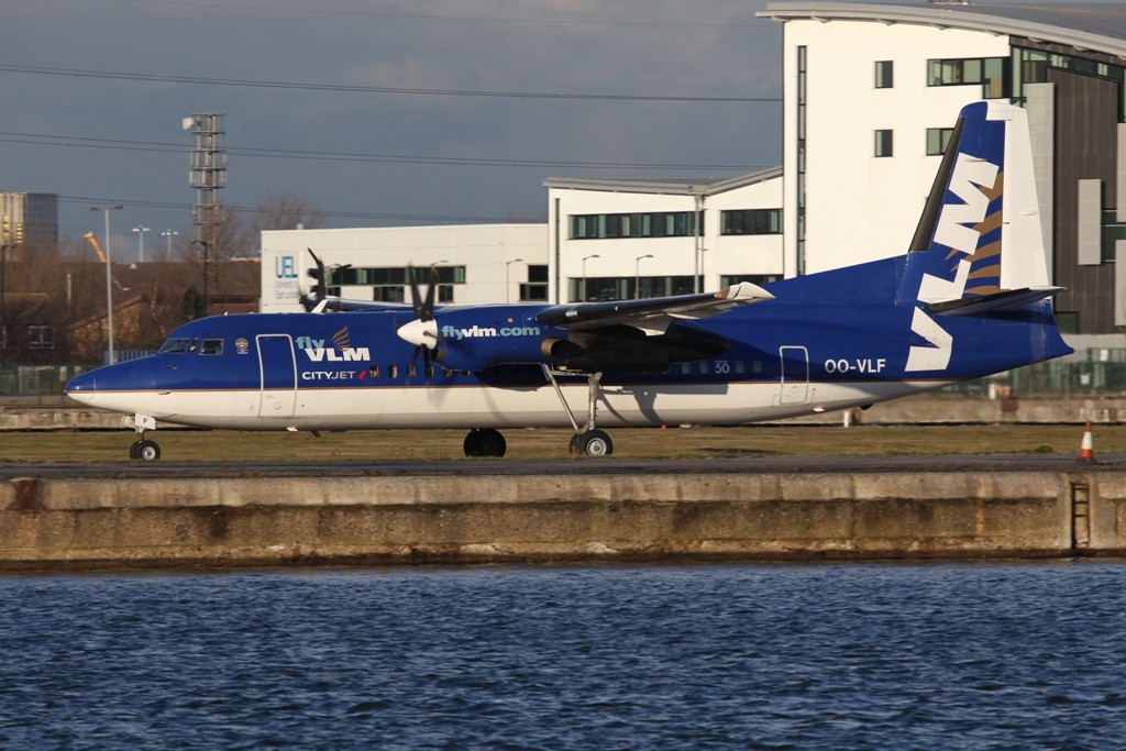 Noch in den Farben der VLM aus Rotterdam, eine Fokker 50 der Cityjet.