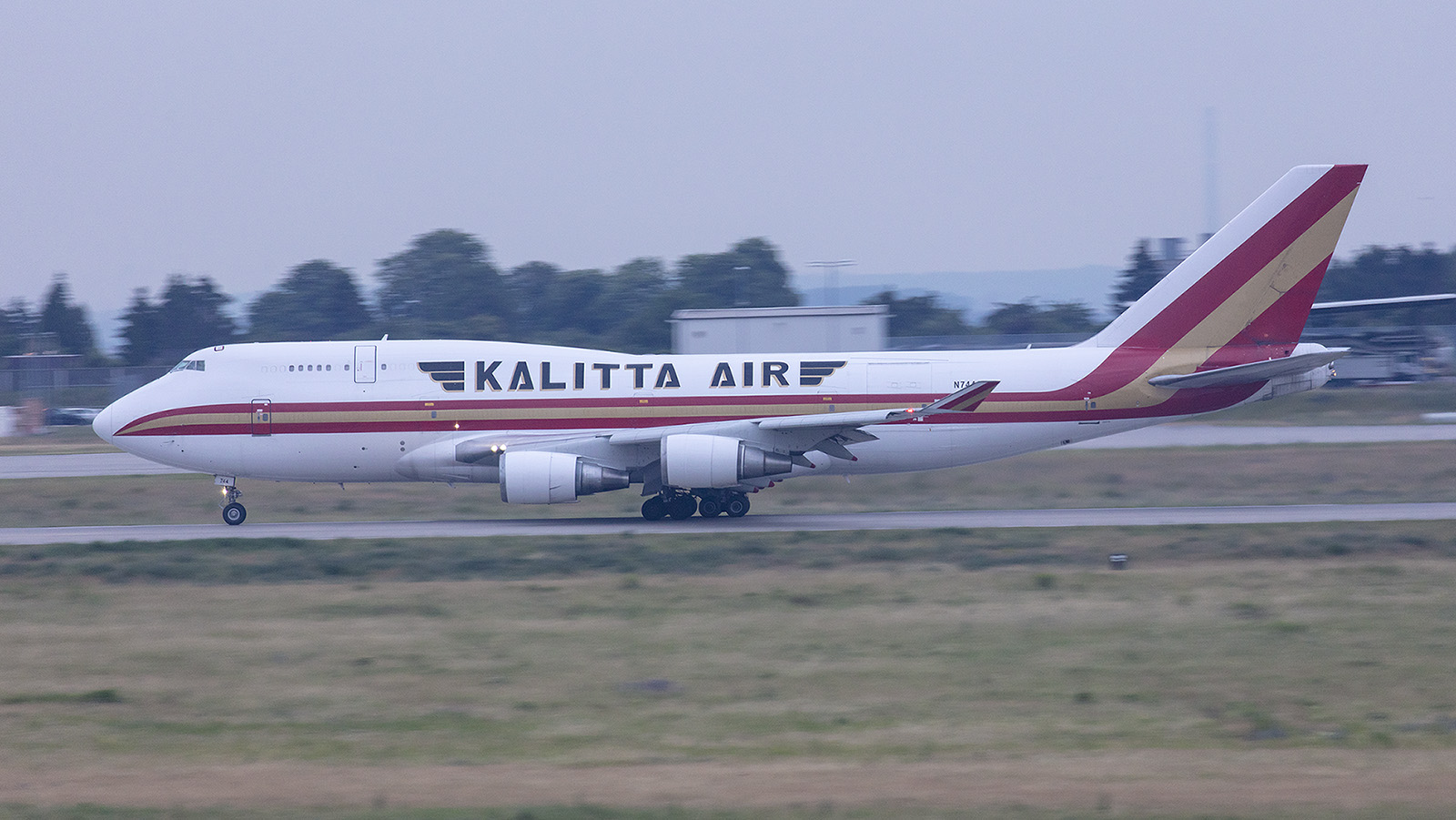 Boeing 747-446(BCF) der Kalitta Air. Wie die Kundennummer verrät, flog sie früher bei Japan Airlines.