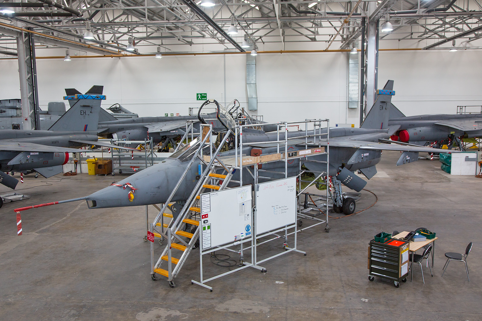 Die XZ392 trägt wie faste alle Jaguare in dieser Halle den blauen Streifen der No.6 Sqn.