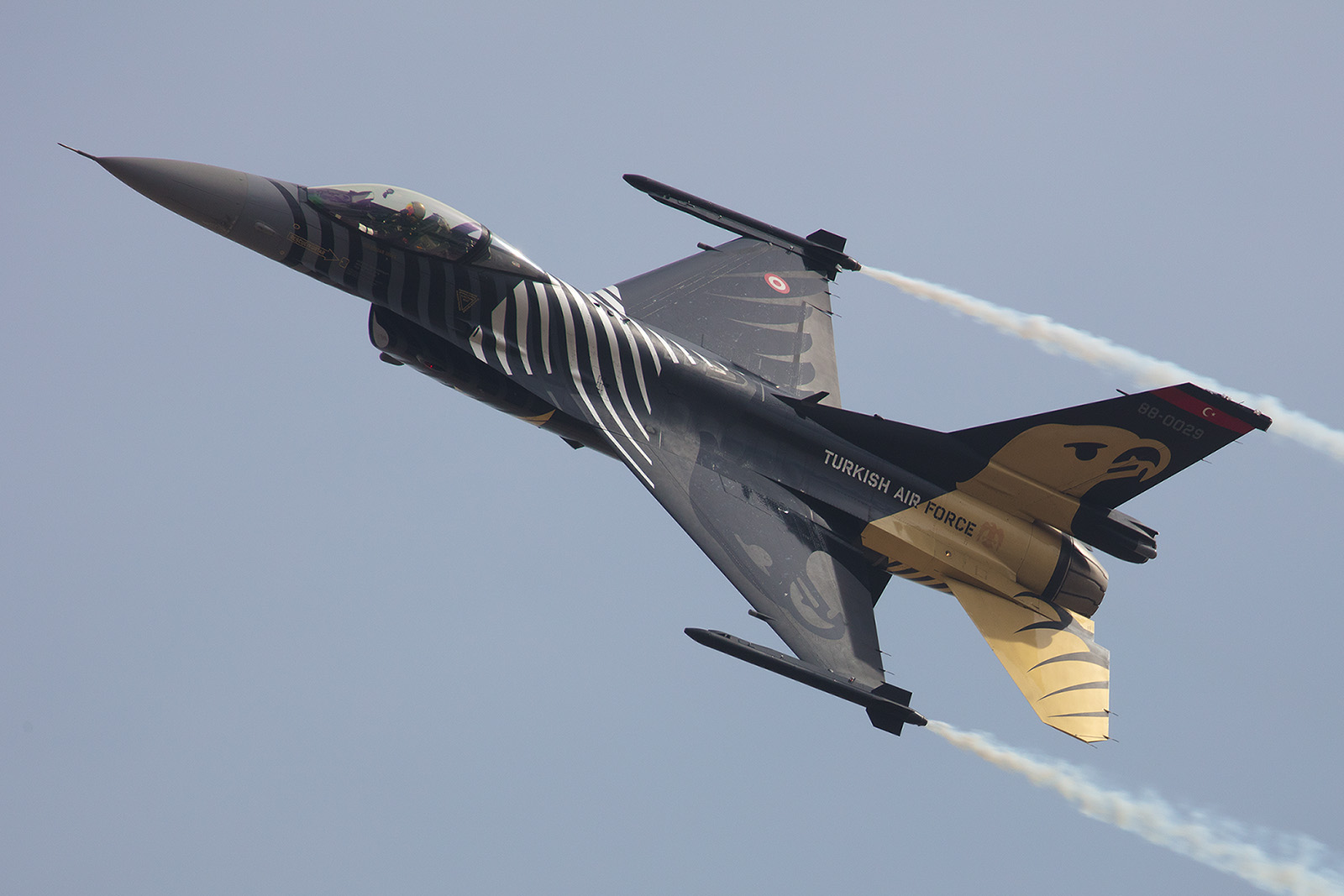 F-16 Solodisplay aus der Türkei.