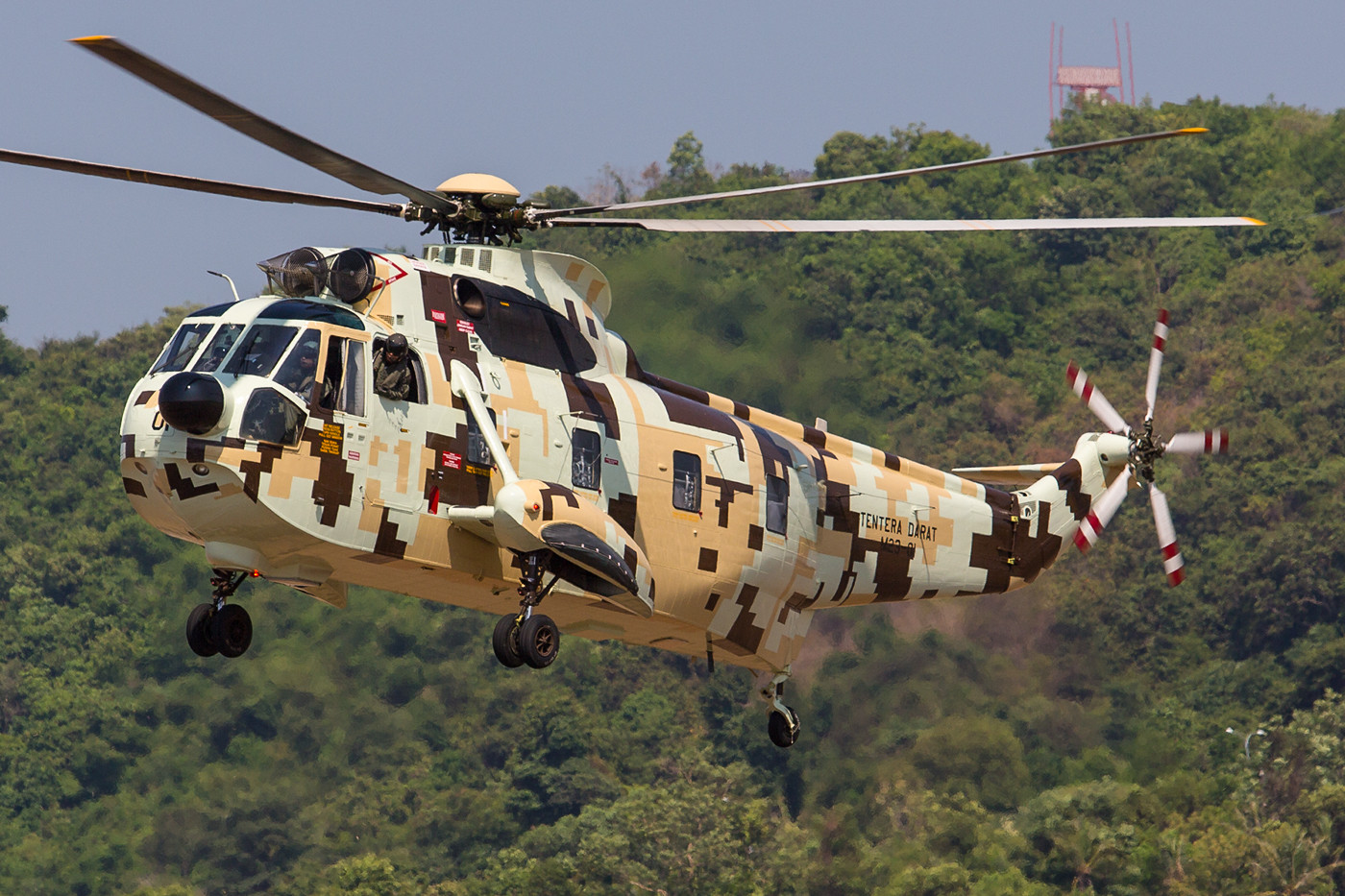 Sikorsky S-61 "Nuri" der Army. Die Helikopter können seit einem Upgrade auch mit Maschinengewehren in den Türen bewaffnet werden.