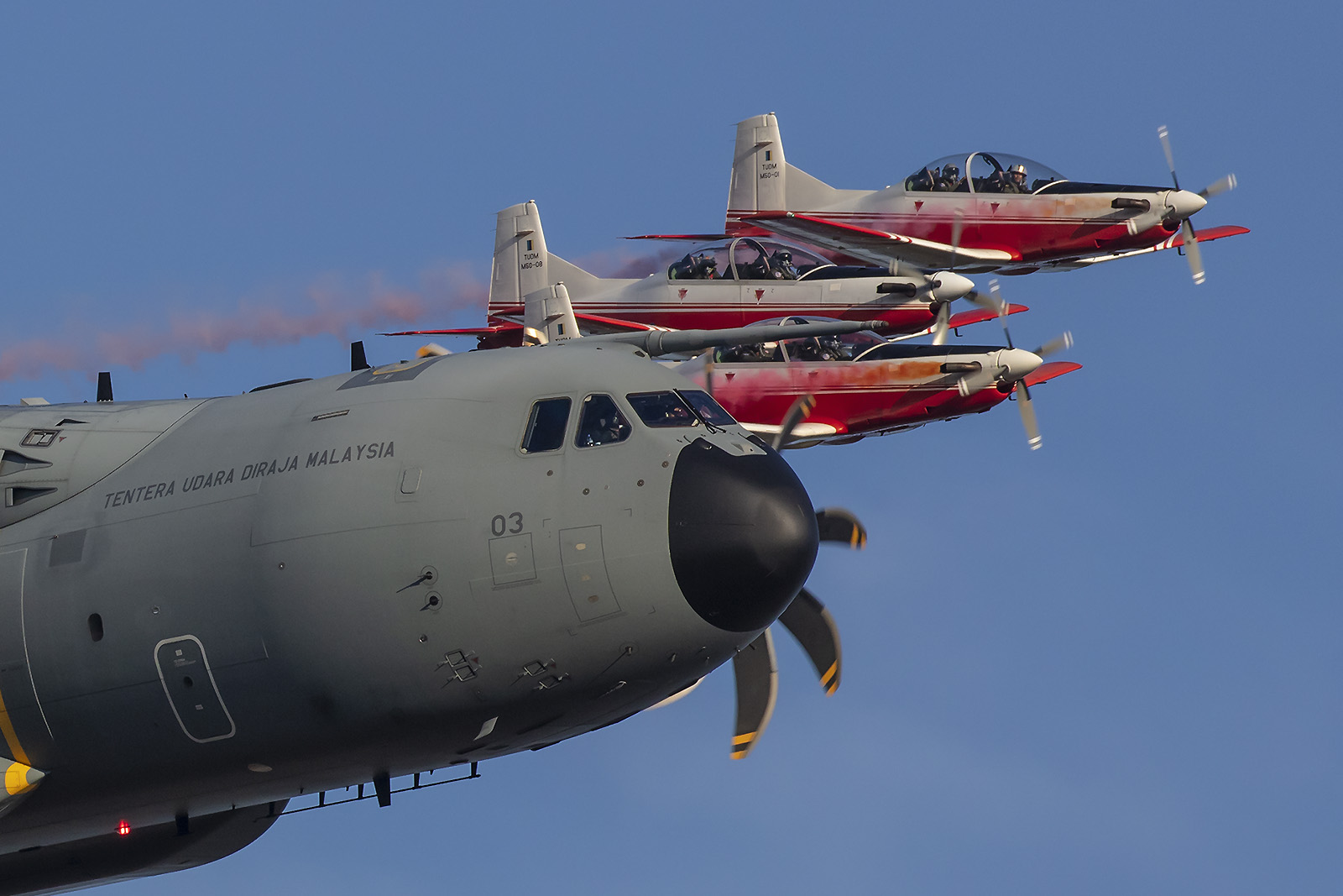 Ein Airbus A400M in Formation mit mehreren Pilatus PC-7 aus Alor Setar.