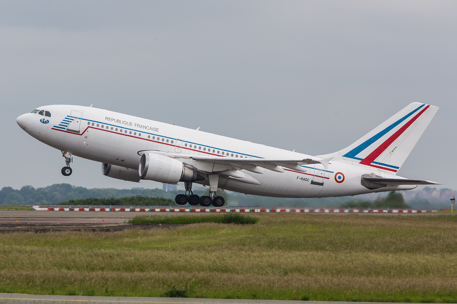 CDG ist auch Heimat verschiedener großer AIrbusse der Armee de l´Air.