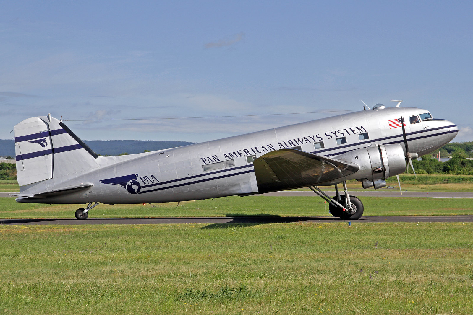 N877MG - Diese Douglas C-47B-1-DL (s/n 20806) wurde vor 75 Jahren (1944) in Long Beach für die U.S. Army gebaut. 1943 wurde sie mit der Kennung 43-16340 ausgeliefert. 2006 wurde sie von der Historic Flight Foundation in Seattle übernommen. 