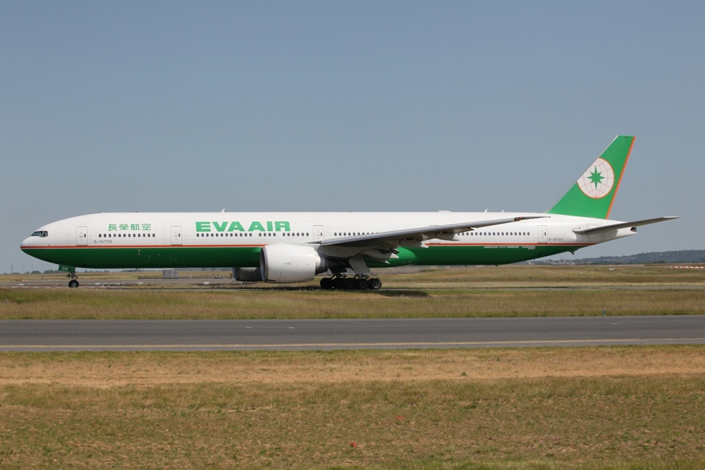 Eva Air kommt mit der Boeing 777-300ER nach CDG