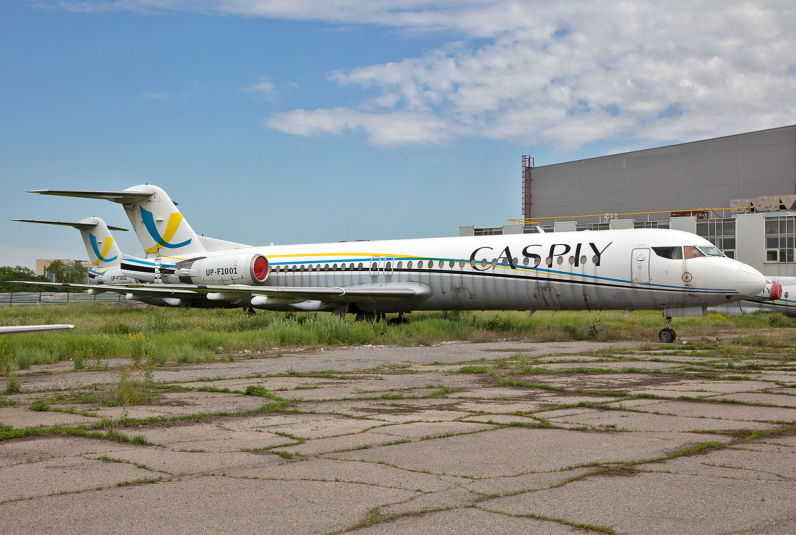 Zwei der ehemaligen Fokker der Caspiy Airlines, die heute auf ihr Ende warten.