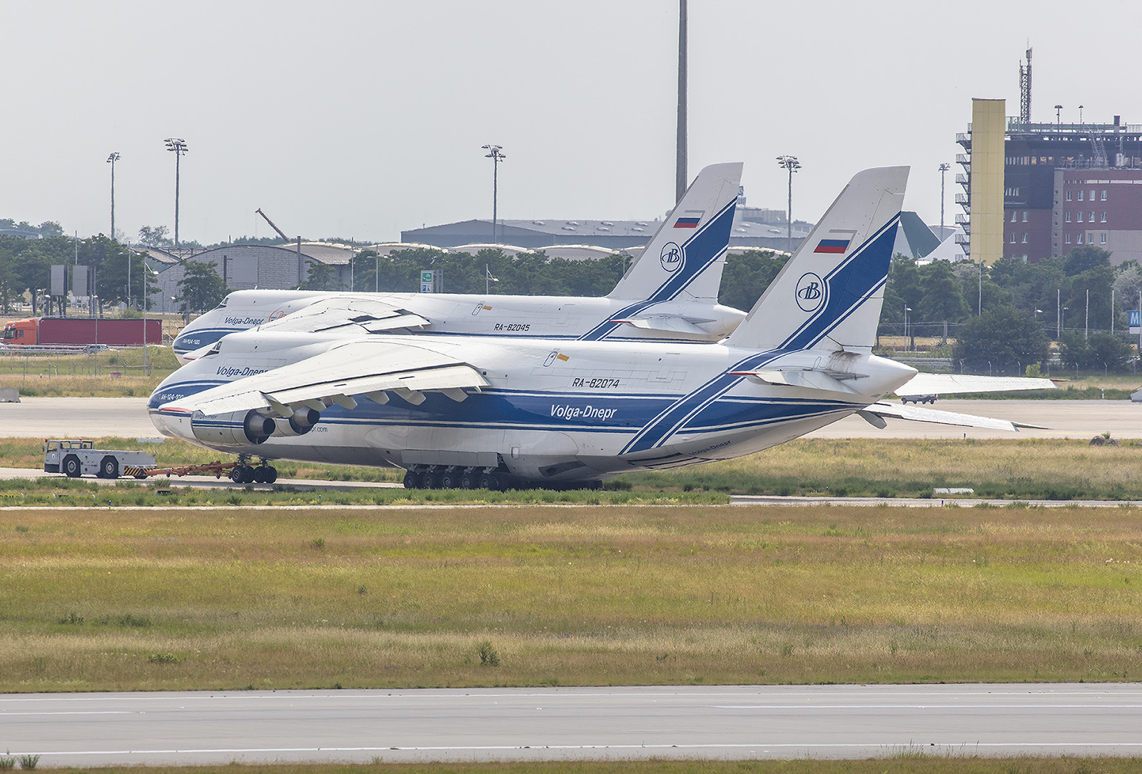 Diese läßt ihre Antonov 124 in eipzig warten.