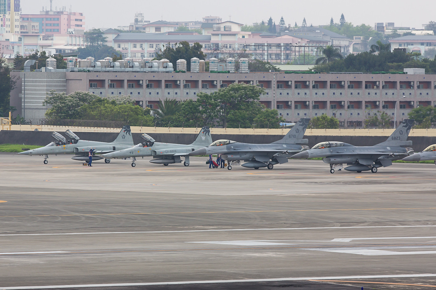 Zwei RF-5 der 12th TRS, nur noch acht Maschinen des Typs sind in der RoCAF aktiv.