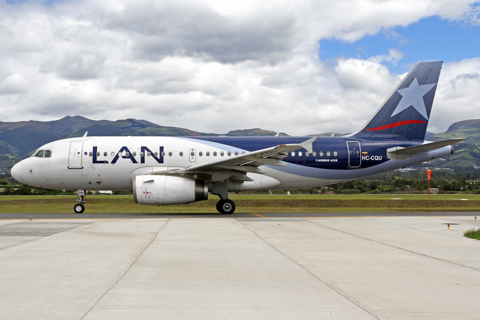 LATAM Airlines Ecuador Airbus A319-132 HC-CQU