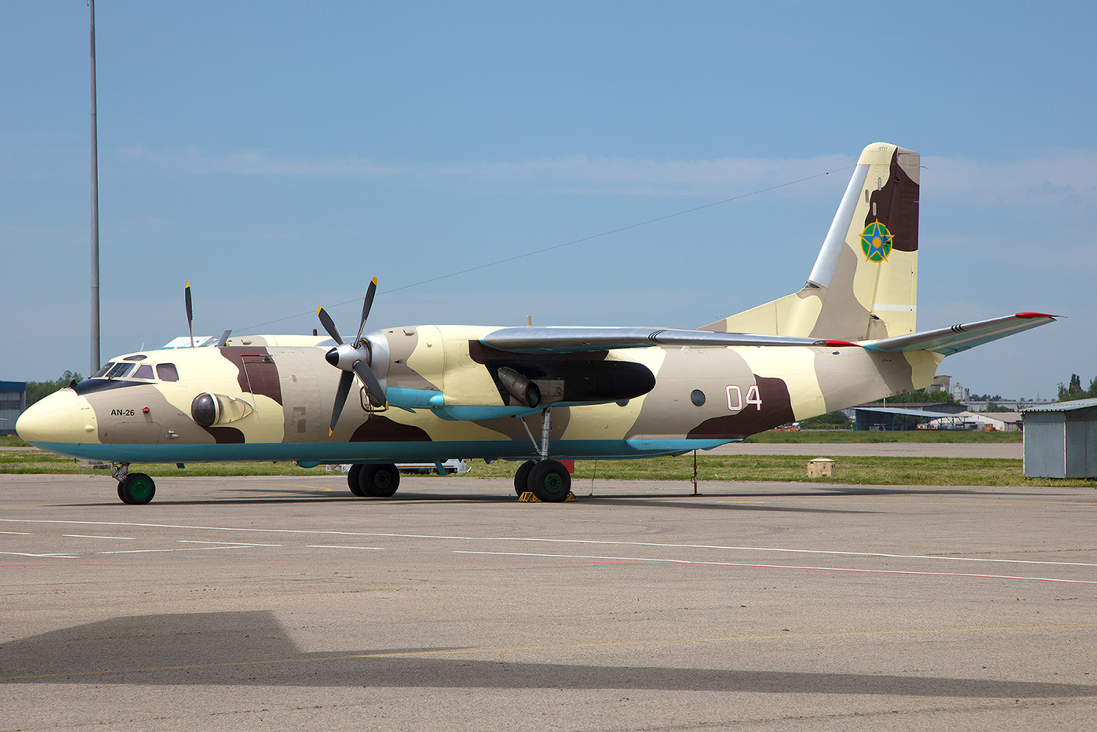 Antonov 26 des Kasachischen Grenzschutzes in ihrer auffälligen Tarnung.