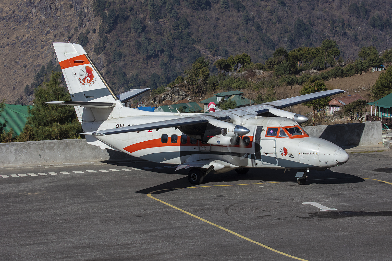 L-410 von Summitair. Die kleinen Maschinen aus der Tschechischen Republik sind ideal für Flugplätze wie Lukla.