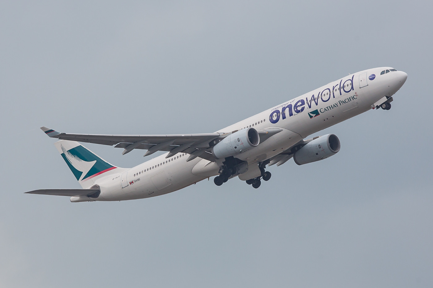 Cathay hat als MNitglied der ONE WORLD Allianz  auch eine A 330 in deren Farben in Betrieb.