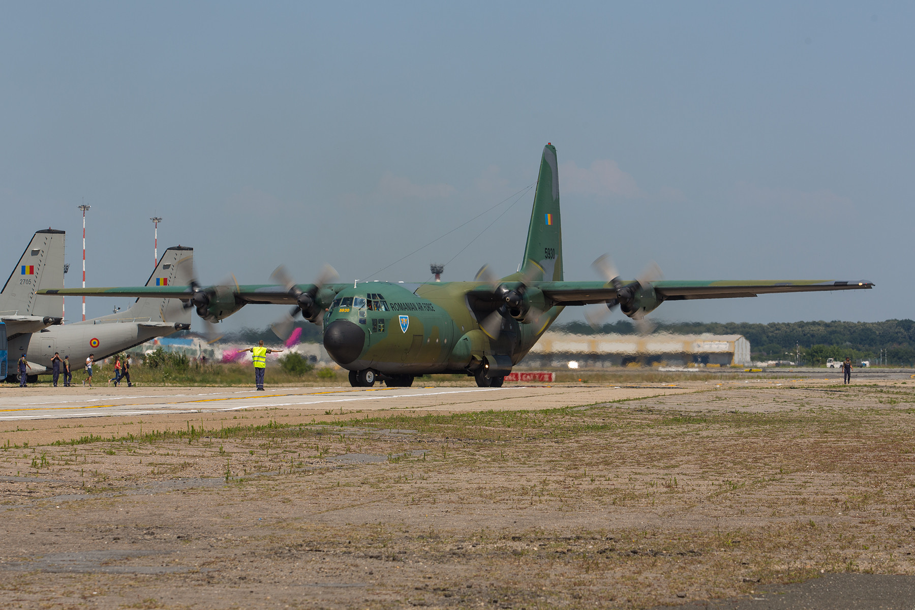 C-130B Hercules. Dieses sehr betagte Exemplar wurde 1997 aus Beständen der USAF übernommen, wo sie unter der Kennung 59-1530 flog.