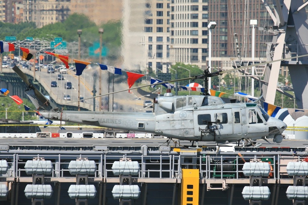 Es war Fleet Week in NY und so lagen auch aktive Schiffe im Hudson, wie dier Hubschrauberträger des USMC.