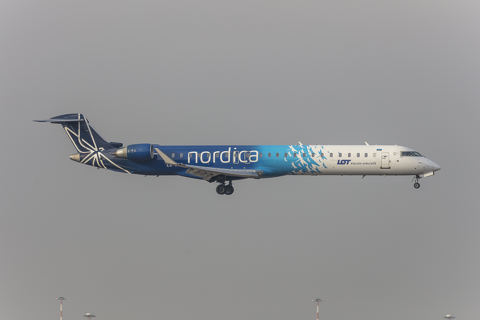 Die CRJ 900 der Nordica fliegen für LOT.