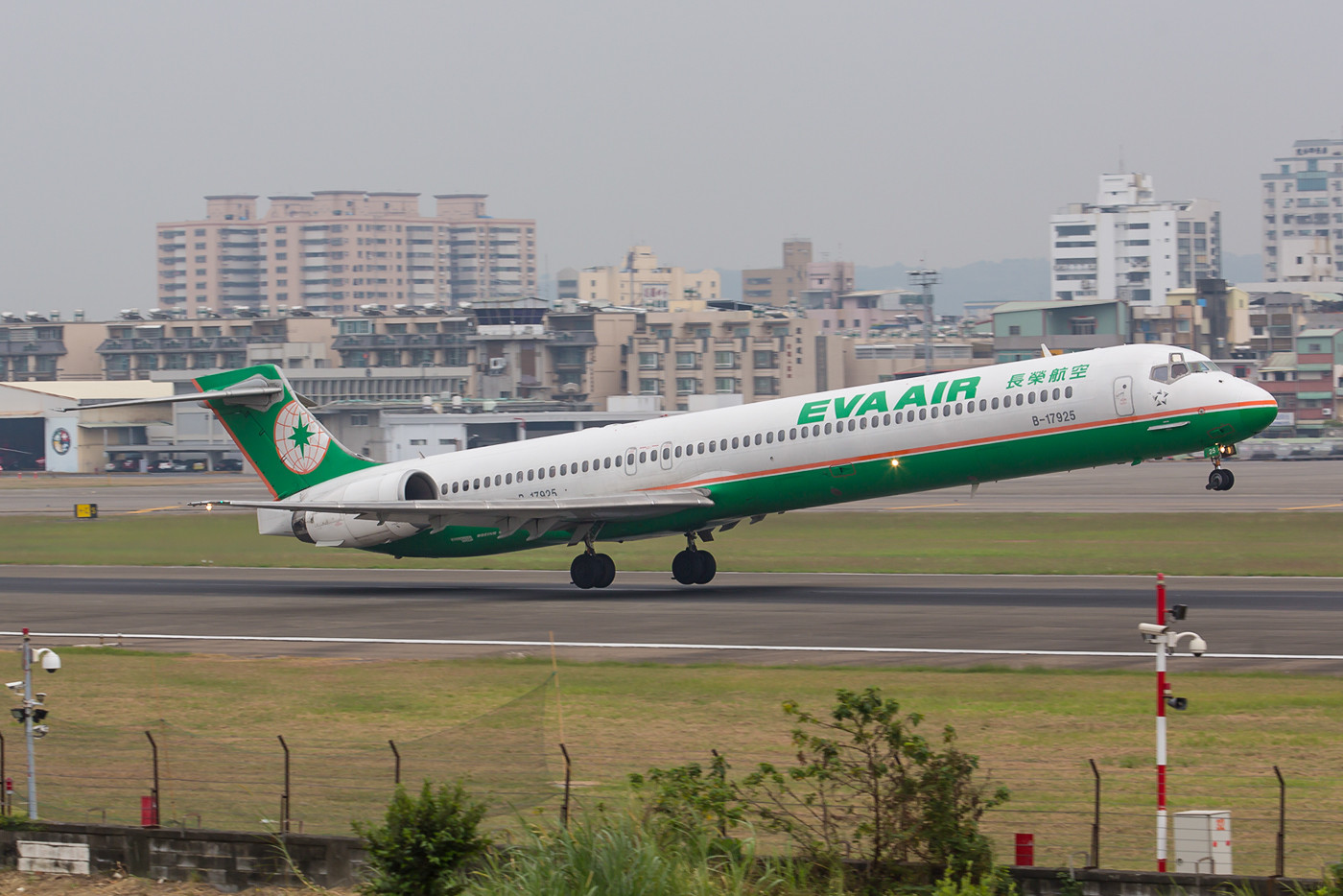 Ihr Schicksal ist bereits beschlossene Sache, im Frühjahr 2016 wird die letzte MD-90 die Flotte von Eva Airways verlassen.