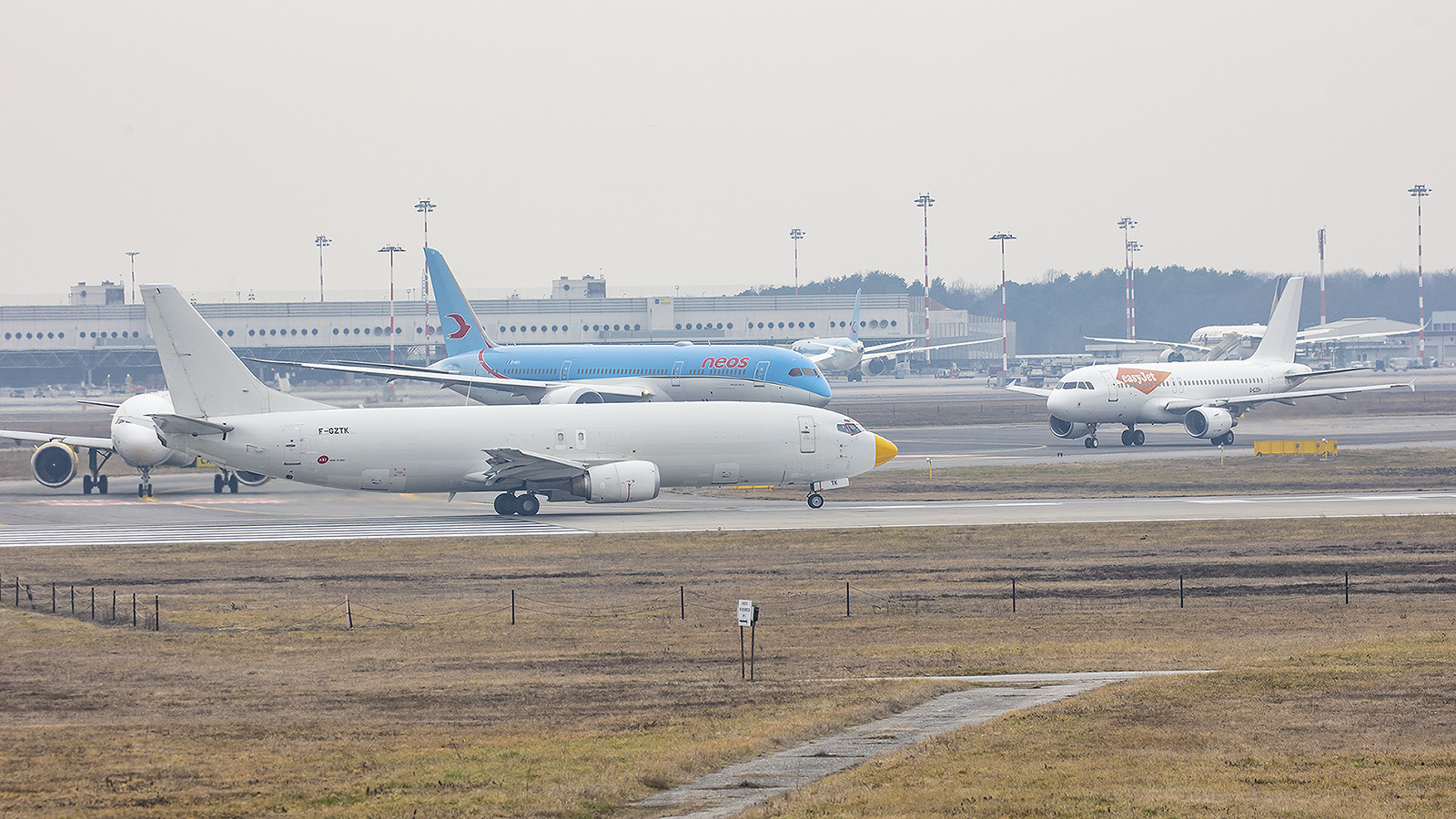 Reichlich was los im Abflug. Im Vordergrund eine 29 Jahre alte Boeing 737-4Q8(SF) der ASL France.