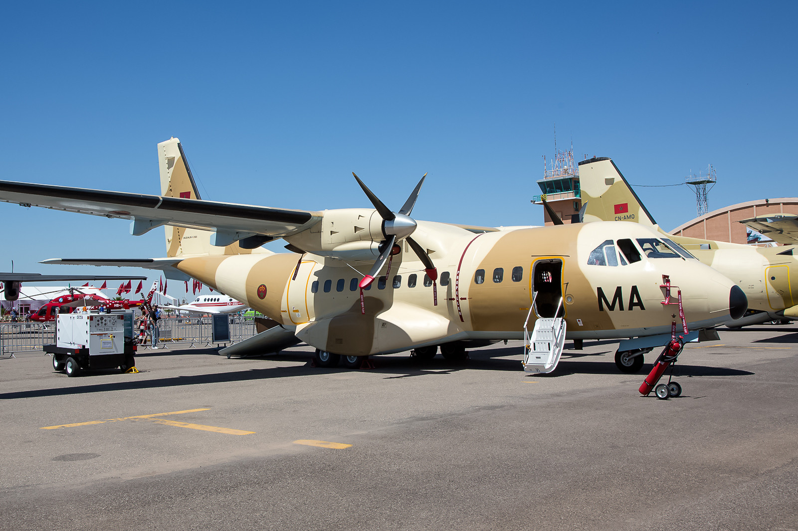 Nicht viele Luftwaffen betreiben bei den kleineren Transportflugzeugen mehrere Muster, hier eine CASA CN- 235M aus Kenitra.