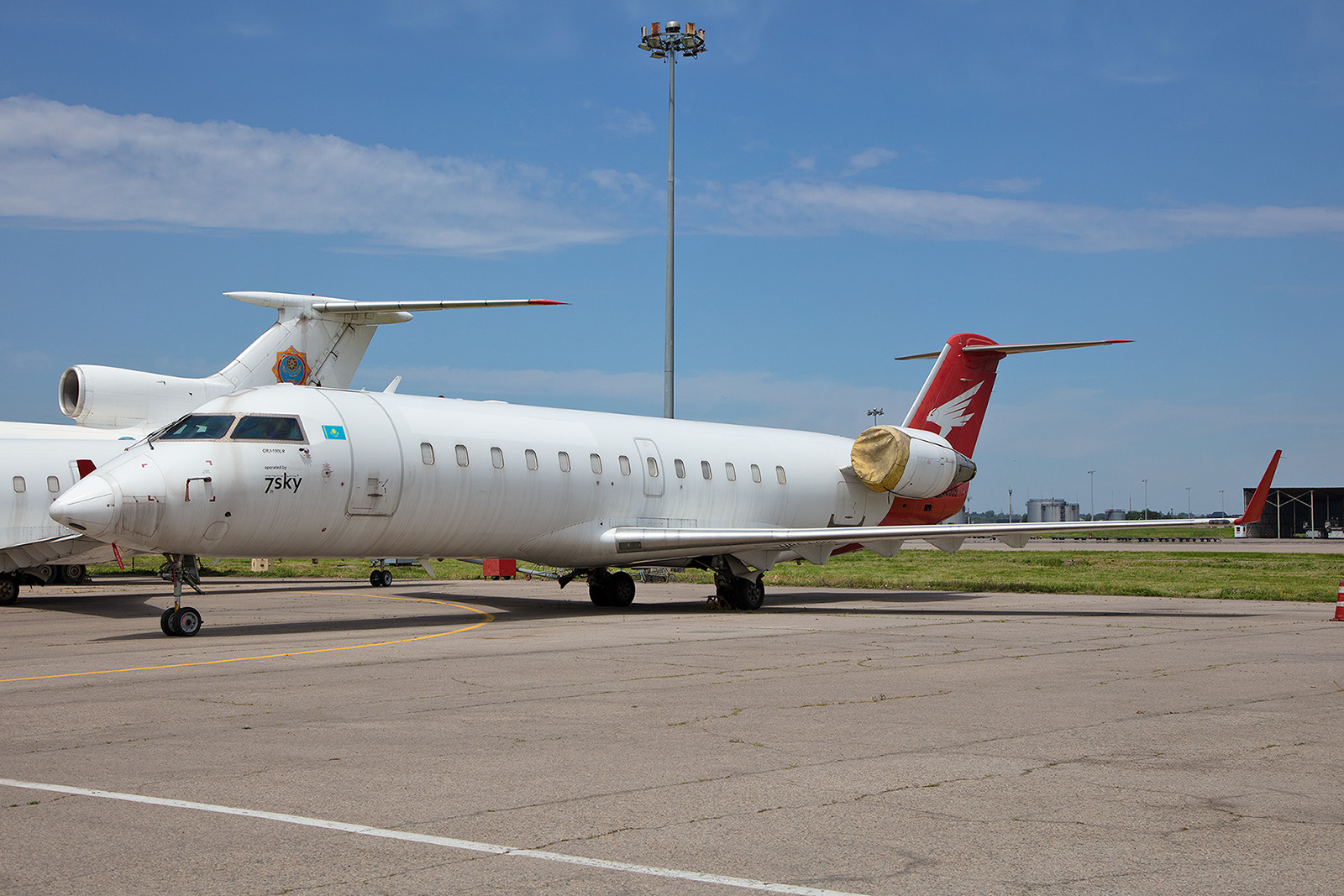 Die 7th Sky Airlines existierte nur kurz. Heute stehen ihre zwei CRJ 100 in Almaty.