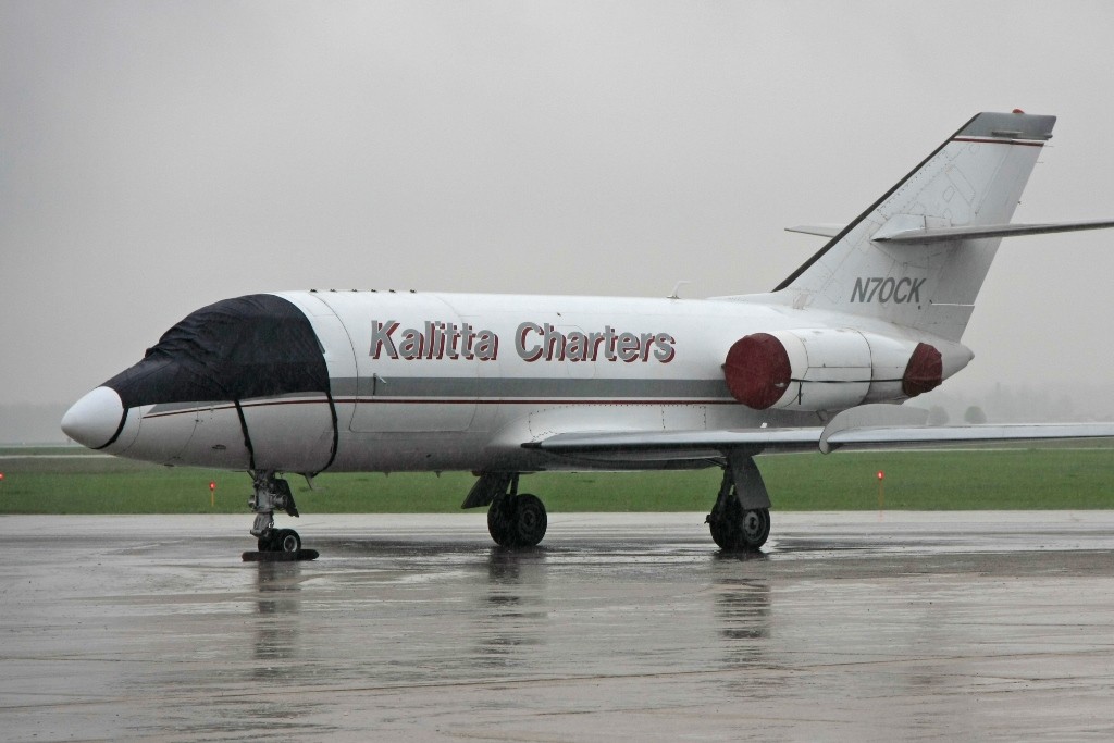 Kalitta Charters Falcon 20 Frachter.