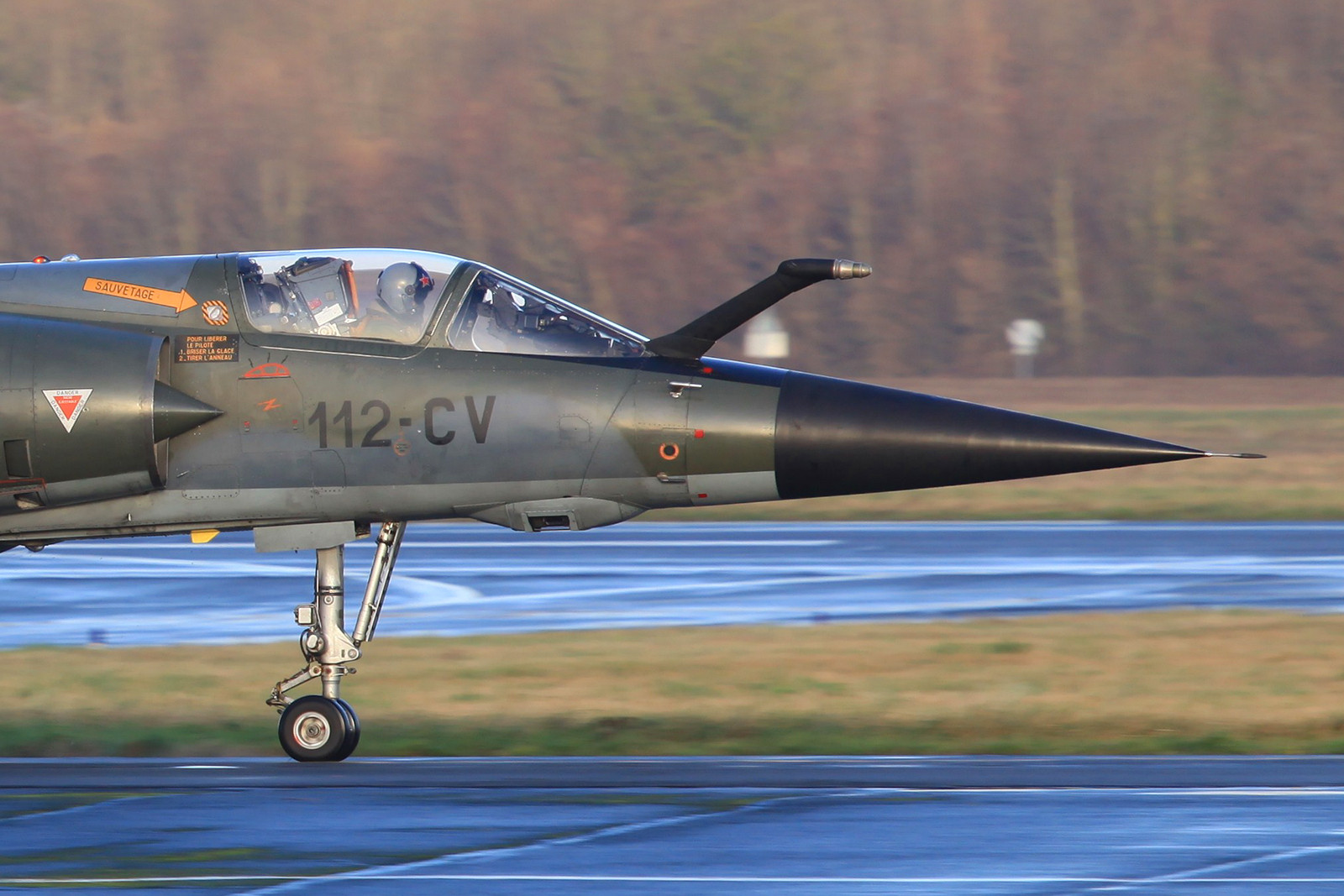 Die Rumpfsektion der Mirage F-1CR mit der Kameraöffnung nach unten.