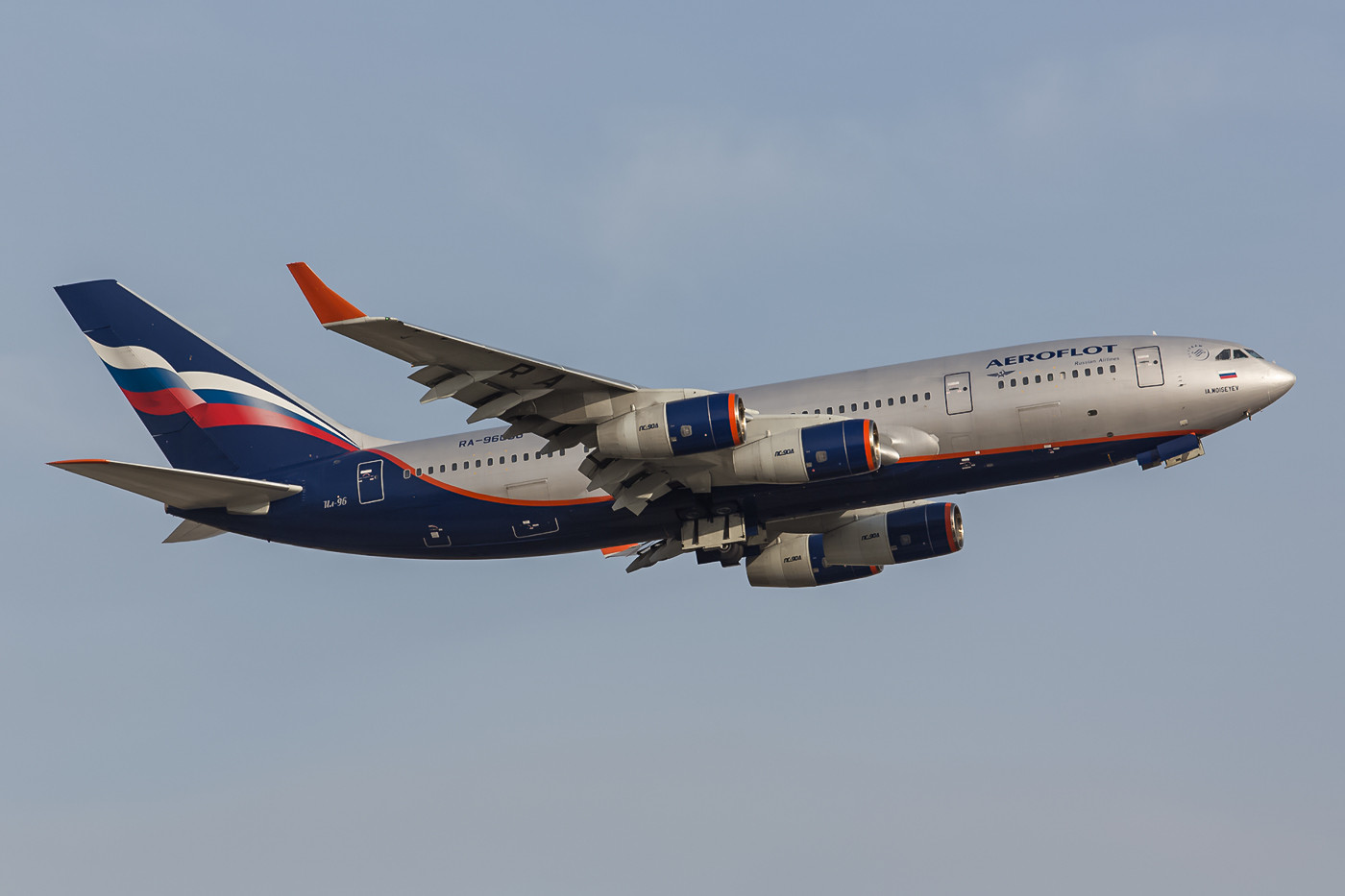 Mittagsflug aus Moskau mit IL-96.