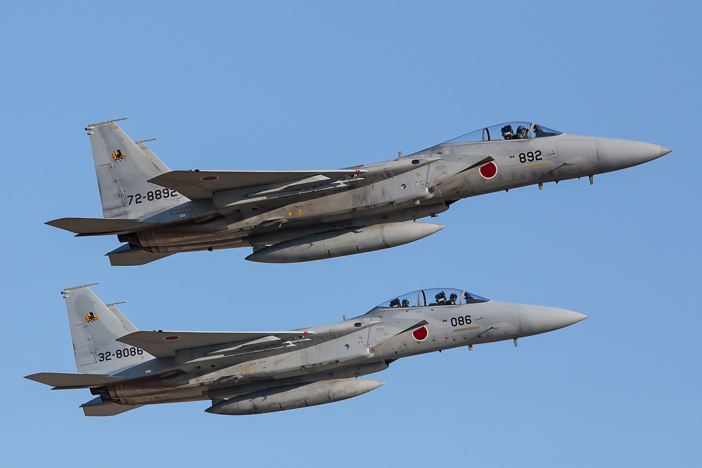 Zwei F-15 der 23 Hikotai, an den Wurzeln der Trafgflächen erkennt man die Verstärkungsplatten, die bei den Amerikaner fehlen.