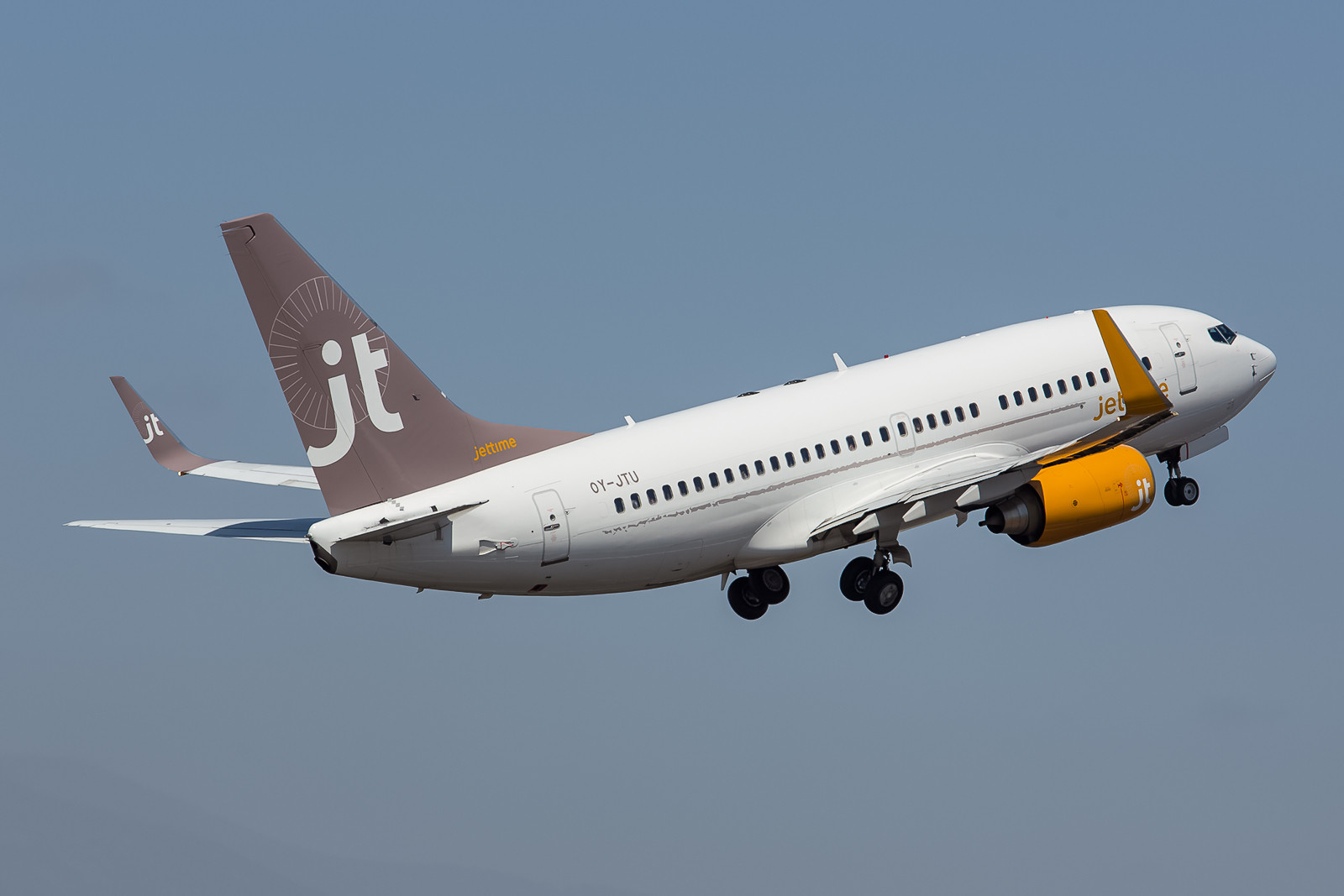 Ferienflieger aus dem Norden, Boeing 737-7L9 der Jettime.