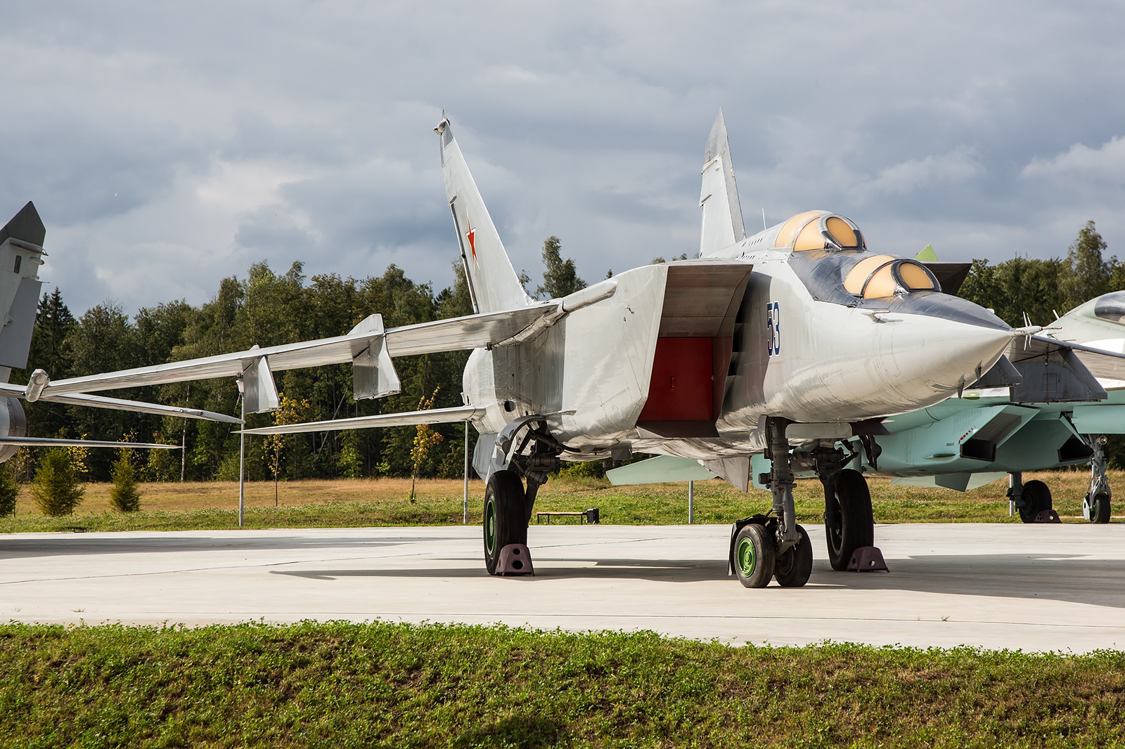 Auch von der MiG-25 gab es Doppelsitzer für die Ausbildung. Die Einsatzvariante wurde allerdings nur von einem Piloten gesteuert.