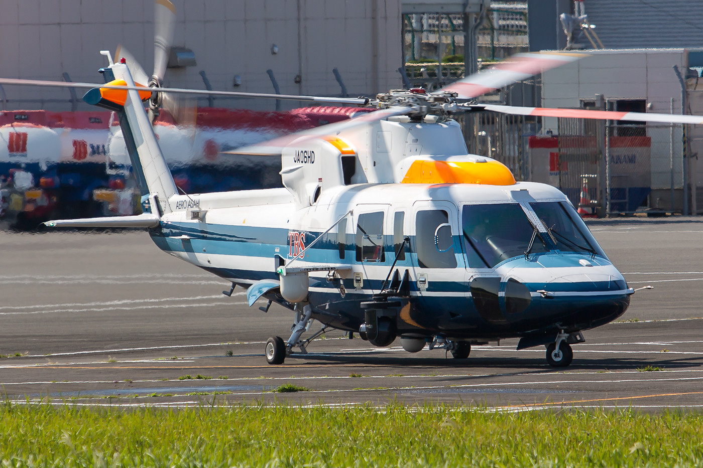 Abgestellt auf der Kompaßnadel zum Einstellen der Navigationsinstrumente war diese Sikorsky S-76 der Aero Asahi.